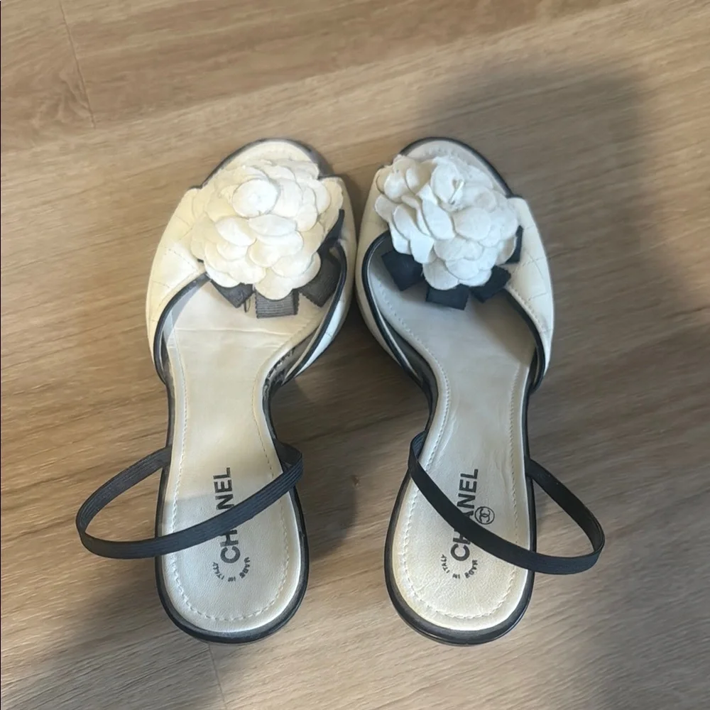 CHANEL Black and Cream Heels with Floral Accent - Picture 5 of 6
